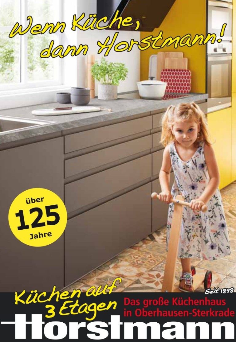 Küchen Horstmann Mädchen in einer modernen Küche mit Holzspielzeug und Schränken im Hintergrund.